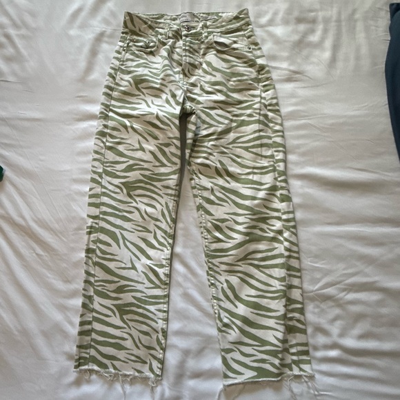 Bershka - Green and White Zebra Jeans - 02 - Picture 2 of 11